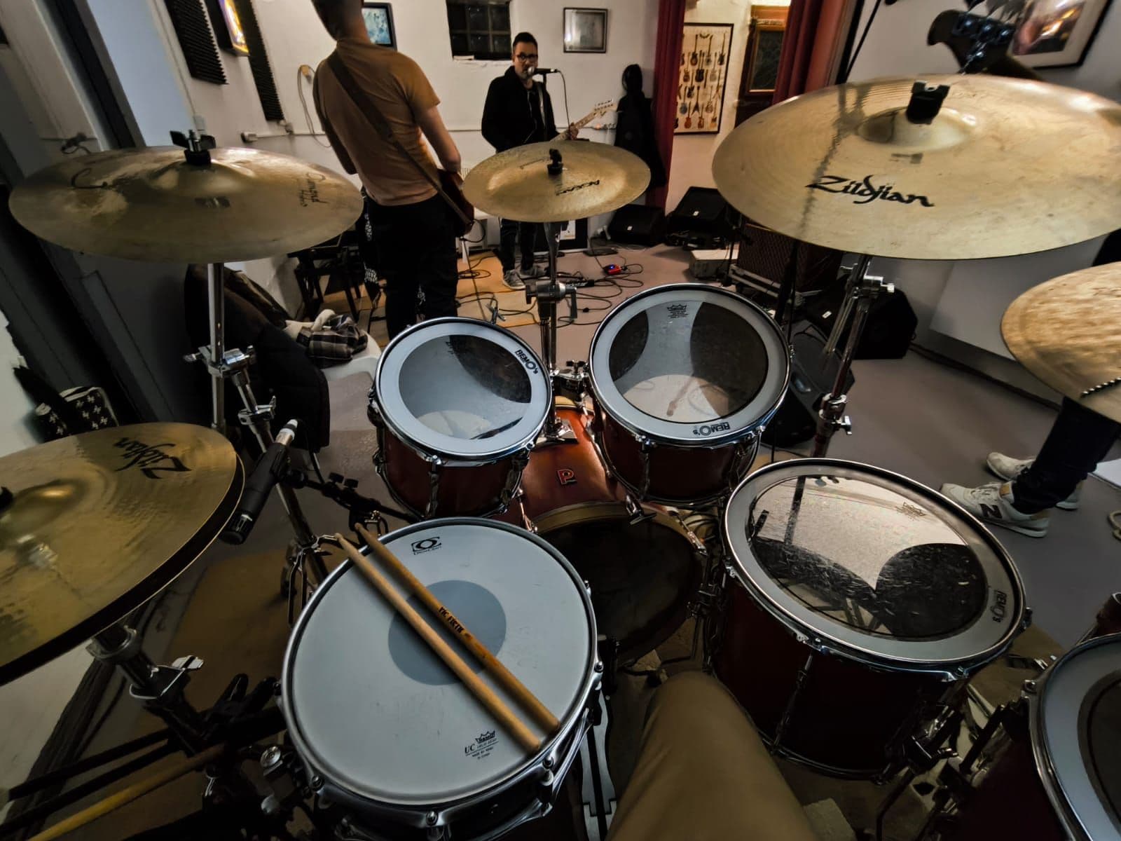 Batterie Premier vintage et cymbales dans le local de répétition de Rotormusik à Carpentras