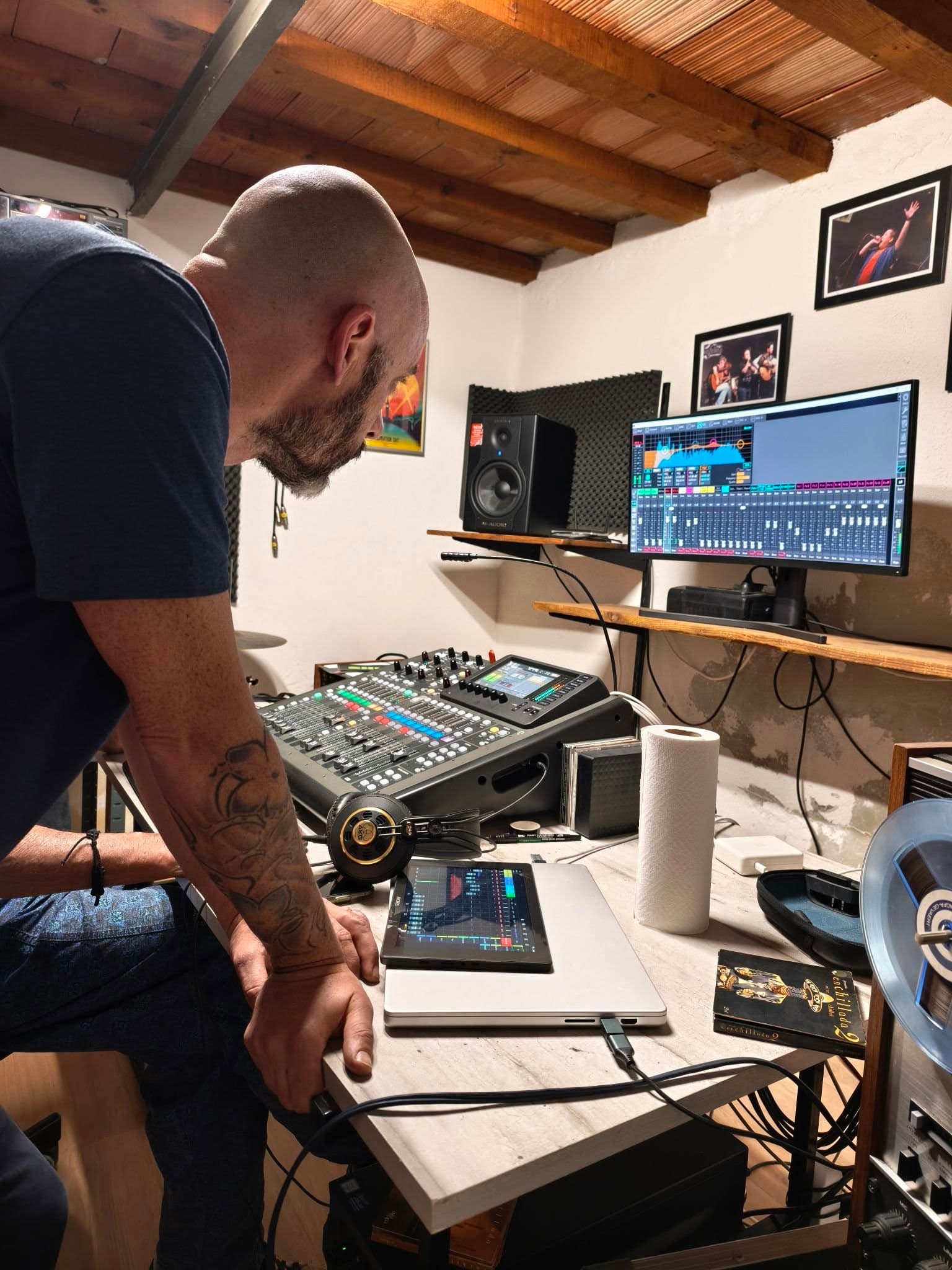 Christian à la console du studio d'enregistrement de Rotormusik, session Pro-Tools à l'écran